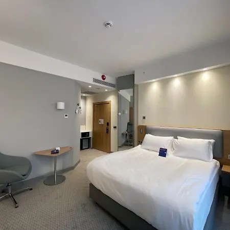Express - - Airport By Ihg Otel 3*