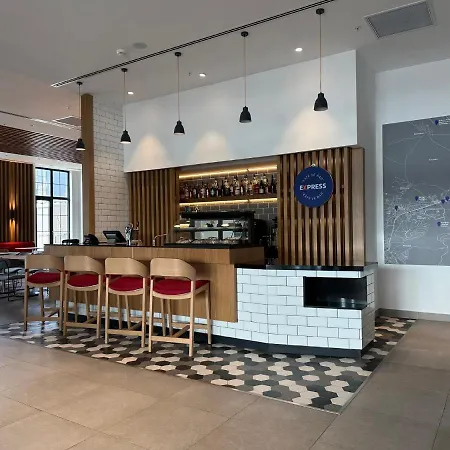 Express - - Airport By Ihg 4*