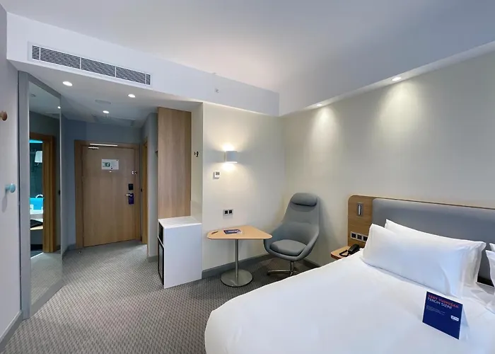 Express - - Airport By Ihg 4*