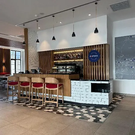 Express - - Airport By Ihg 4*