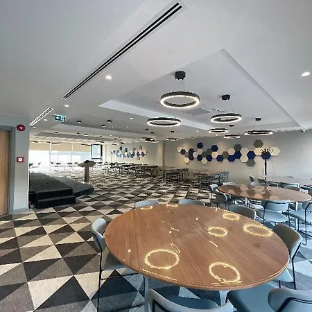 Express - - Airport By Ihg 4*