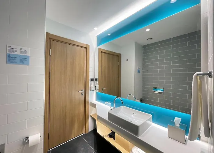 Express - - Airport By Ihg فندق