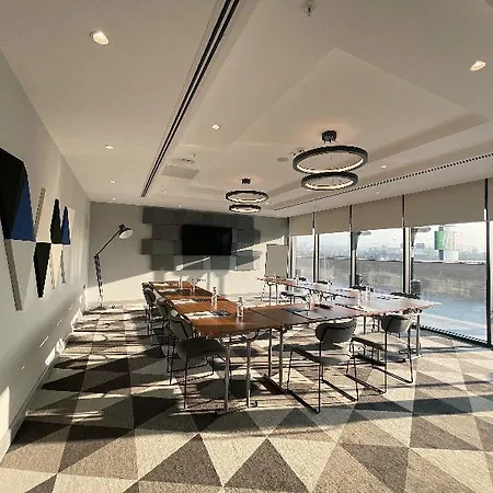 Express - - Airport By Ihg Отель 4*