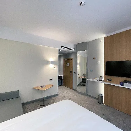 Express - - Airport By Ihg 4*